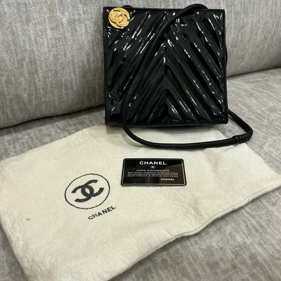 ✨💎1989-1991✨💎 CHANEL SERIES ONE 💎V STITCH ENAMEL COCO MARK BAG W/ CARD/COA/DUSTY - Picture 14 of 16